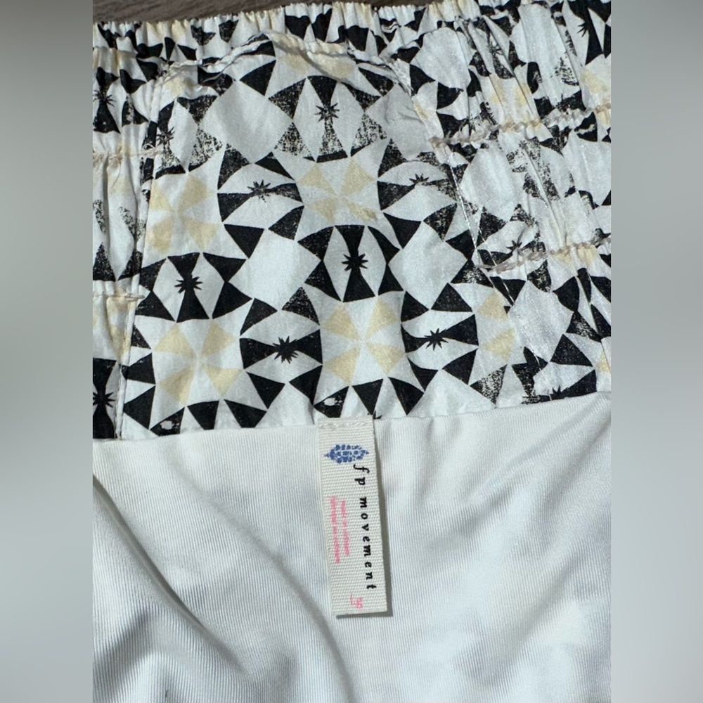 Free People. FP Movement Shorts "The Way Home" – Geometric Print.size L - Picture 7 of 17